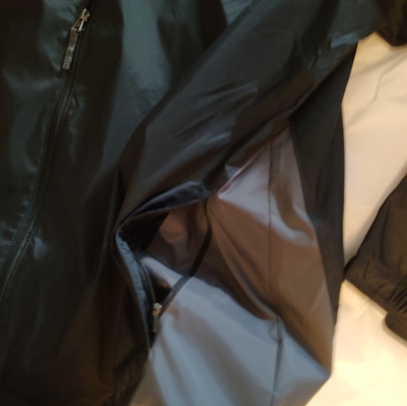 Columbia windbreaker with hood. Size XL - Picture 4 of 10